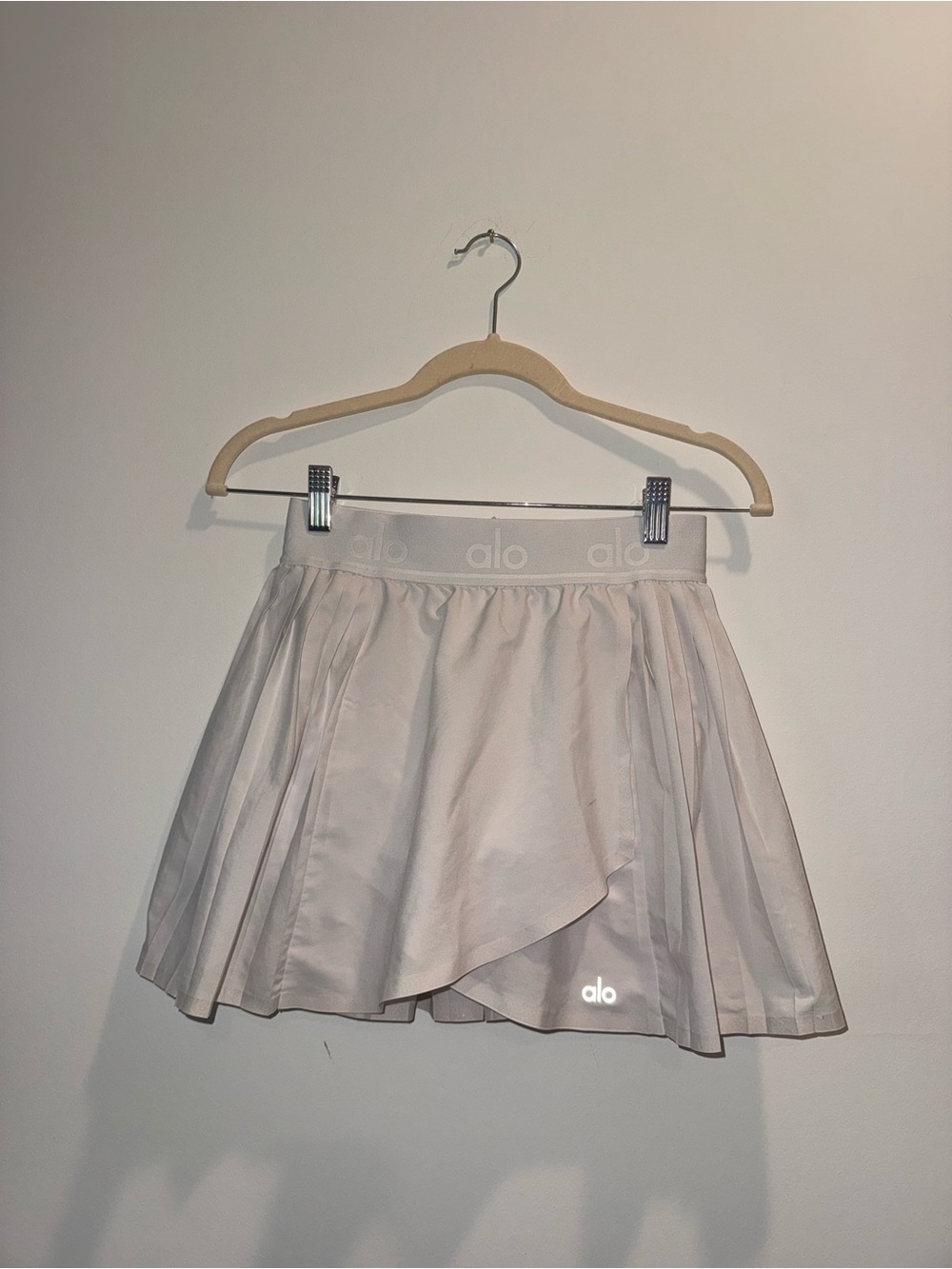 ALO Yoga Women's Light White Pleated Athletic Skirt